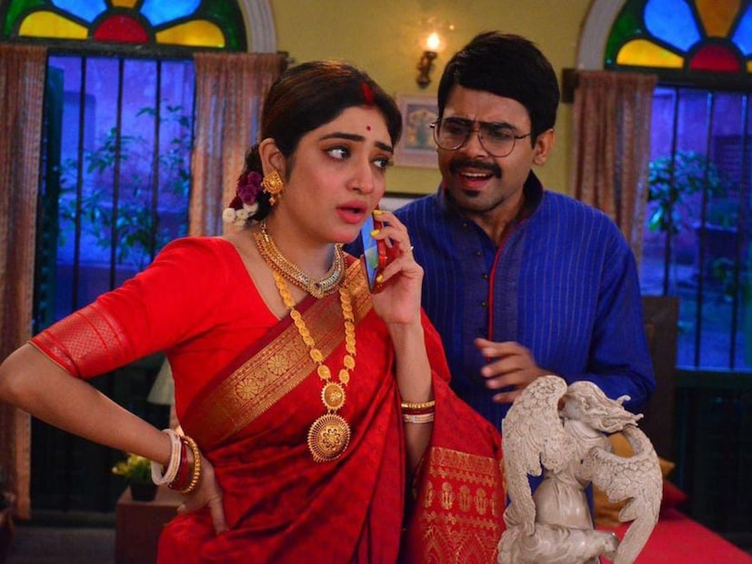 মেগায় দেখানো হচ্ছিল, গল্পের নায়ককে সৃজনের মা আবার বিয়ে দিতে চান নিজের পছন্দ করা মেয়ের সঙ্গে। তাই সৃজনের মা, বৌদি এবং ইশা অর্থাৎ সৃজনের মায়ের পছন্দ করা পাত্রী, গল্পের নায়িকা পর্ণাকে সৃজনের জীবন থেকে ষড়যন্ত্র করে সরিয়ে দেয়।