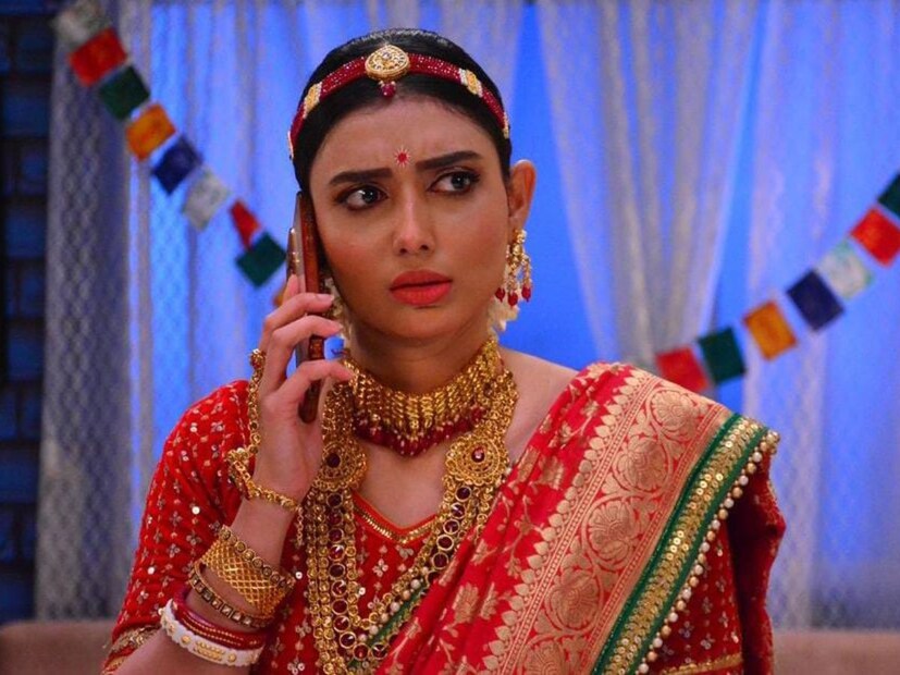 এই ধারাবাহিকের খলনায়িকা ইশাকে বিয়ে উপলক্ষ্যে মাথায় টিকলির বদলে পরানো হয়েছিল গলার হার! তাও আবার লাল পুঁতির চোকার। আর মেগার সেই দৃশ্য প্রকাশ্যে আসতেই হাসির রোল ওঠে স্যোশাল মিডিয়া জুড়ে। পাশাপাশি ধেয়ে আসে নানা মন্তব্যও।