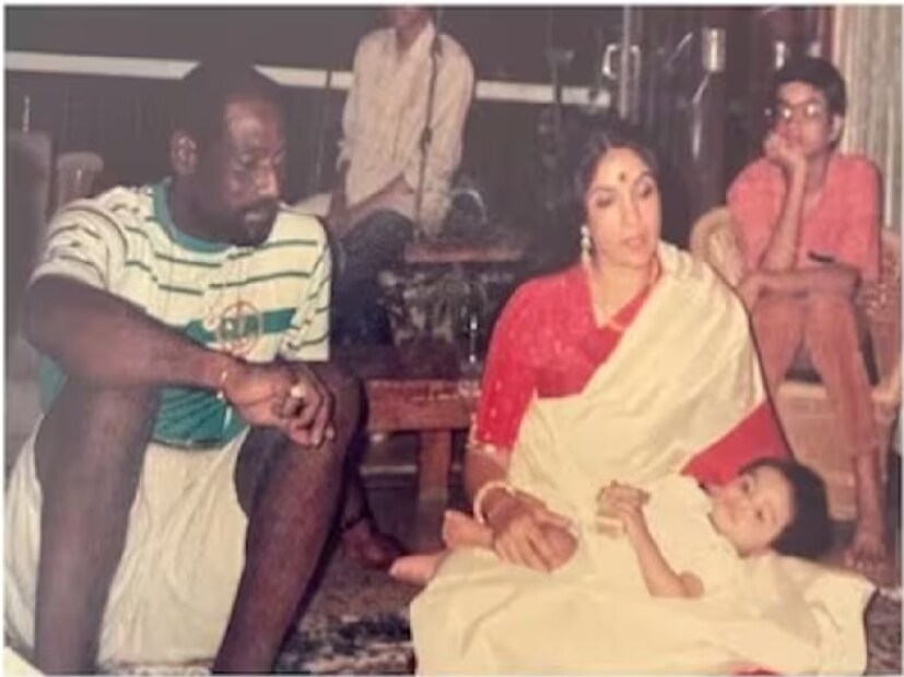 কিন্তু, সমাজের চারজনের কথা না ভেবে, তিনি নিজের এবং তাঁর  ভবিষ্যত সন্তানের কথা ভেবেছিলেন এবং ১৯৮৯ সালে মাসাবার জন্ম দেন এবং তাকে সিঙ্গল পেরেন্ট হিসাবে বড় করেন। ওয়েস্ট ইন্ডিয়ান ক্রিকেটার ভিভিয়ান রিচার্ডের সঙ্গে নীনা গুপ্তার সম্পর্ক ছিল ৷ যা কোনওদিন গোপন করেননি নীনা ও ভিভ৷ কিন্তু বিয়ের সম্পর্কেও কোনওদিন বাঁধা পড়েননি৷