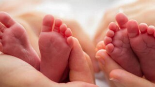 উগান্ডাবাসী ৭০ বছর বয়সি এই বৃদ্ধা জন্ম দিলেন যমজ সন্তানের