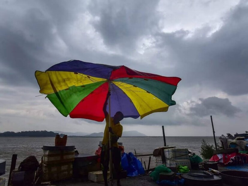 এই ঘূর্ণিঝড়ের প্রভাবে আগামী কিছু দিন গাঙ্গেয় বঙ্গের বিভিন্ন জেলায় মেঘলা আকাশেরক পাশাপাশি হালকা বৃষ্টি হতে পারে।