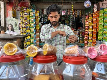 কাপগুলি মূলত বিস্কুট জাতীয় জিনিস দিয়ে তৈরি
