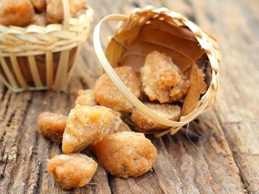 Jaggery Side Effects: শীত শুরু হলেই গুড়ের চাহিদা বেড়ে যায়। শুধু স্বাদে নয়, গুণেও এর তুলনা নেই। চিকিৎসক, পুষ্টিবিদ সকলেই চিনির বদলে গুড় খাওয়ার পরামর্শ দিয়ে থাকেন।