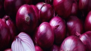 বাজারে পেঁয়াজ এসে পৌঁছানোর পর আড়তদারদের কাছে সেই পেঁয়াজ পড়ে থাকছে