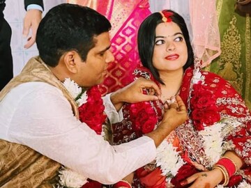 তাঁদের দ্বিতীয় বার গাঁটছড়া বাঁধার ঘটনা সোশ্যাল মিডিয়ায় বেশ চর্চিত
