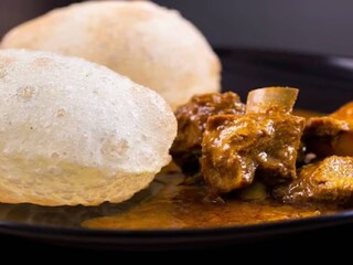 লুচি-মাংসের অশ্বমেধের ঘোড়া ছুটছে একই গতিতে