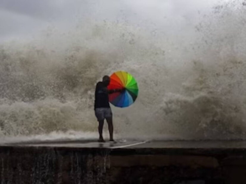 ঘূর্ণিঝড় মিগজাউমের প্রত্যক্ষ প্রভাব না থাকলেও পরোক্ষ প্রভাব বা রেশ থেকে রেহাই নেই কলকাতা-সহ দক্ষিণবঙ্গের।