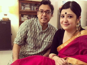 আজকের দিনেই গাঁটছড়া বেঁধেছিলেন অনুপম-পিয়া..পুরনো ছবি আজ শুধুই ফেলে আসা মুহূর্ত আজকের দিনেই গাঁটছড়া বেঁধেছিলেন অনুপম-পিয়া..পুরনো ছবি আজ শুধুই ফেলে আসা মুহূর্ত