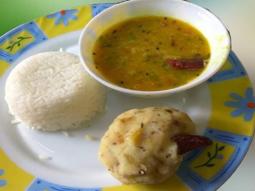 বিউলির ডালকে আমরা চিনি কলাইয়ের ডাল নামেও৷ গরমে ভাতের পাশে মৌরি ফোড়ন দেওয়া বিউলি ডালের সঙ্গে আলুপোস্ত থাকলে ঘটিবাড়িতে আর কোনও খাবারের দরকারই পড়ে না৷