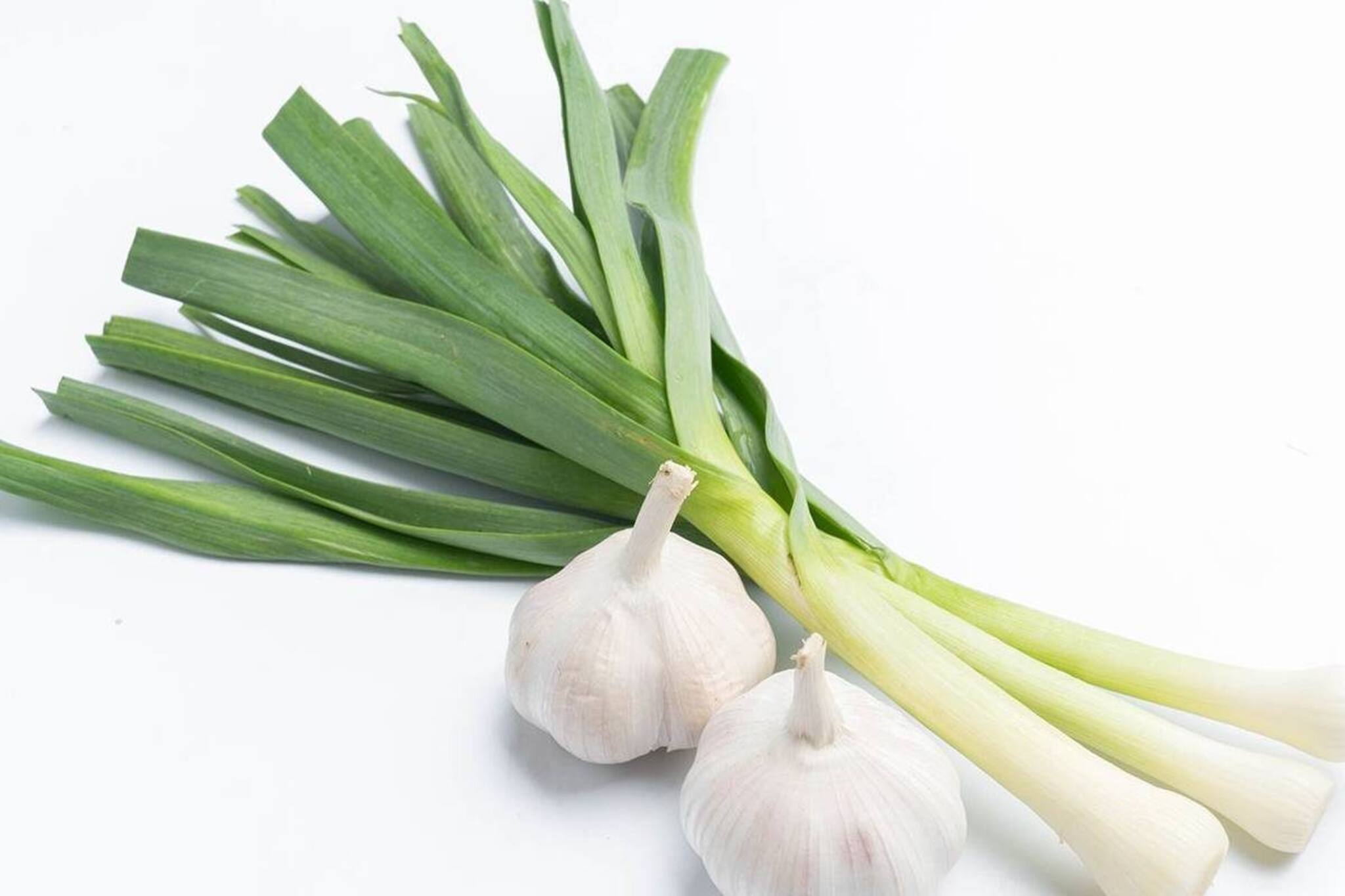 শীতে রসুন তো খান! কোলেস্টেরল, মেদকে বিদায় জানিয়ে দীর্ঘায়ু পেতে খান রসুনশাক