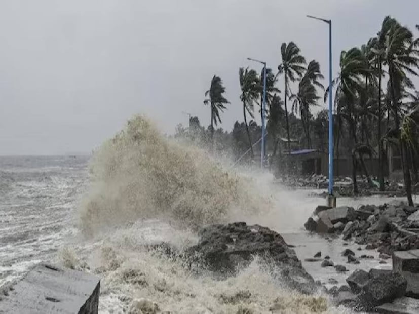 ঘূর্ণিঝড়টি দক্ষিণ অন্ধ্রপ্রদেশের উপকূল বরাবর ক্রমশ উত্তরদিকে এগোচ্ছে৷ ইতিমধ্যেই, অন্ধ্রপ্রদেশের কোনাসিমা, কাকিনাদা, কৃষ্ণা, বাপাতলা এবং প্রকাশম সহ সাতটি জেলা থেকে ২১১টি ত্রাণ শিবিরে নিরাপদে সরিয়ে নেওয়া হয়েছে  ৯,৪৫৪ জন নাগরিককে৷