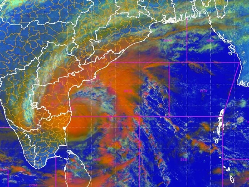 তামিলনাড়ুকে একপ্রকার বানভাসি করে দিয়ে অবশেষে অন্ধ্র উপকূলে আছড়ে পড়ল ঘূর্ণিঝড় ‘মিগজাউম’৷ ল্যান্ডফলের সময়ে তার গতিবেগ ছিল ঘণ্টায় ৯০ থেকে ১১০ কিলোমিটার৷ IMD সূত্রের খবর, মঙ্গলবার দুপুর ১টা বেজে ৪০ মিনিট নাগাদ অন্ধ্রপ্রদেশের বাপাতলা এলাকায় ল্যান্ডফল হয় ঘূর্ণিঝড় ‘মিগজাউমের’৷ ৩ ঘণ্টা ধরে চলে এই ল্যান্ডফল৷ 