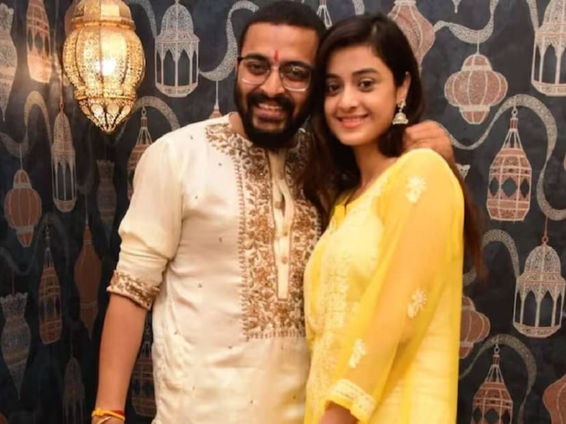 জানা গিয়েছে, পূর্ব কলকাতার এক বিলাসবহুল হোটেলে আসর বসবে। তারই জোর প্রস্তুতি চলছে দুই পরিবারে।