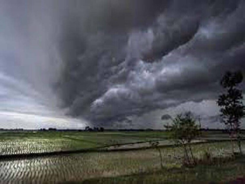 নতুন বছরের প্রথম সপ্তাহেই বৃষ্টির সম্ভাবনা দক্ষিণবঙ্গে। দক্ষিণবঙ্গের পশ্চিমের জেলাগুলিতে বৃহস্পতি ও শুক্রবার হালকা বৃষ্টির সামান্য সম্ভাবনা। বুধবারের পর আবহাওয়ার পরিবর্তন দক্ষিণবঙ্গে মেঘলা আকাশের সম্ভাবনা।