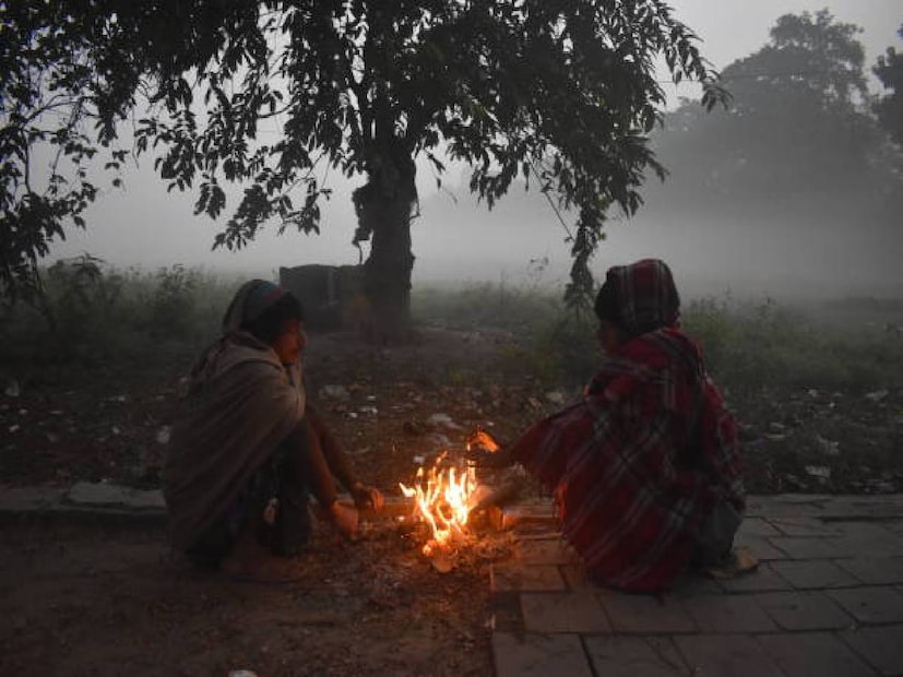 আবহাওয়া অধিদফতরের (আইএমডি) অনুমান, আগামী কয়েকদিন দেশের উত্তরাঞ্চলে ঘন কুয়াশা থাকবে। বিভাগের মতে, ৩১ ডিসেম্বর পর্যন্ত পঞ্জাবের অনেক অংশে এবং পশ্চিম উত্তর প্রদেশে ৪ জানুয়ারি পর্যন্ত ঘন কুয়াশা থাকবে। সোমবার পর্যন্ত হরিয়ানা, চণ্ডীগড়, দিল্লি এবং পূর্ব উত্তর প্রদেশে ঘন কুয়াশা বিরাজ করবে বলে আশা করা হচ্ছে। উত্তরাখণ্ডে ৪ জানুয়ারি পর্যন্ত এবং উত্তর মধ্যপ্রদেশ, উত্তর রাজস্থান এবং ঝাড়খণ্ডে সোমবার পর্যন্ত ঘন কুয়াশা বিরাজ করবে বলে আশা করা হচ্ছে।