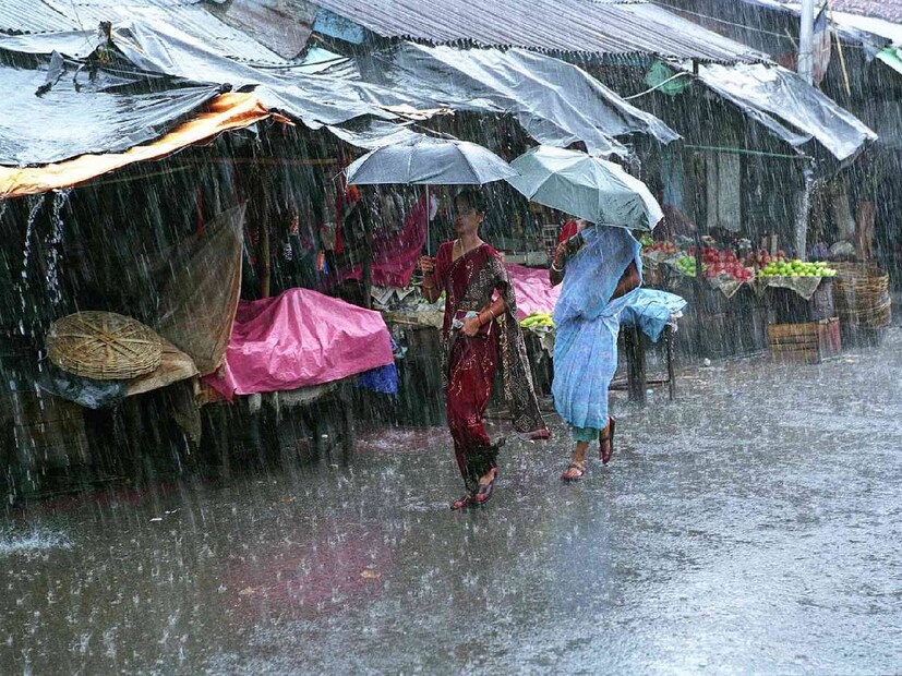 বৃহস্পতিবার দক্ষিণবঙ্গে পুরোপুরি মেঘলা আকাশ। বজ্রবিদ্যুৎ সহ হালকা বৃষ্টির সম্ভাবনা। বৃষ্টি বেশি হওয়ার সম্ভাবনা বাঁকুড়া, পুরুলিয়া, পশ্চিম বর্ধমান, বীরভূম এবং মালদহ ও উত্তর দিনাজপুরে। পূর্ব ও পশ্চিম মেদিনীপুর, ঝাড়গ্রাম ও দক্ষিণ ২৪ পরগনা জেলায় বিক্ষিপ্ত বৃষ্টির সম্ভাবনা। উত্তর ২৪ পরগনা, বাঁকুড়া, হাওড়া, হুগলি, পূর্ব বর্ধমান, নদিয়া এবং কলকাতাতেও বৃষ্টির সম্ভাবনা। ঝোড়ো হাওয়া না থাকায় মৎস্যজীবীদের জন্য কোনও সতর্কবার্তা নেই বাংলার উপকূলে।