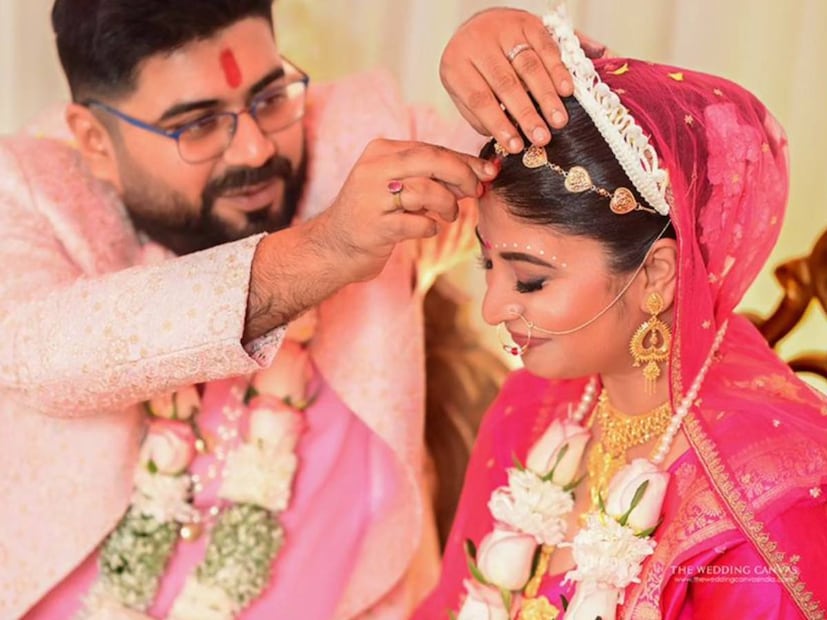 বৃহস্পতিবার পিসি চন্দ্র গার্ডেনসে বসেছিল বিয়ের আসর। বৈদিক মতে প্রেমিক সৌম্য মুখোপাধ্যায়ের সঙ্গে বিয়ে সারেন সন্দীপ্তা। সেই ছবি দিয়ে লিখেছেন, 'জাস্ট ম্যারিড'।