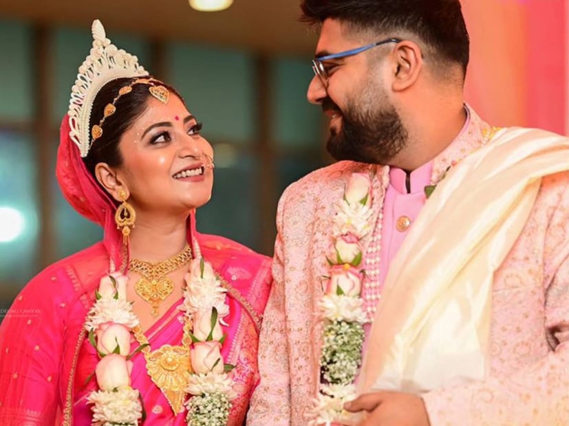 গোলাপি রঙের বেনারসিতে সেজে উঠেছিলেন নববধূ। সঙ্গে মানানসই গয়না। কপালে চন্দন, মুখে উজ্জ্বল হাসি। সন্দীপ্তার থেকে যেন চোখ ফেরানো দায়।
