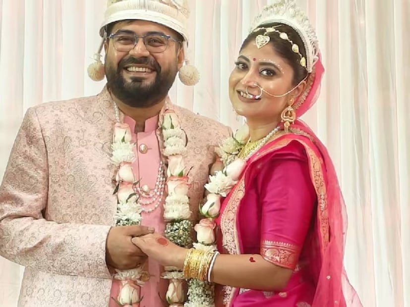 গত বছর সম্পর্কের কথা প্রকাশ্যে আনেন সন্দীপ্তা এবং সৌম্য। বিয়ের পর এ বার তাঁদের নতুন সংসার সাজানোর পালা।