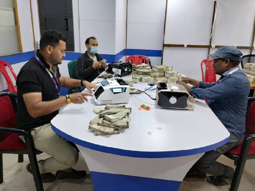  রাষ্ট্রায়ত্ত একটি ব্যাঙ্কের ওড়িশা শাখার আঞ্চলিক ম্যানেজার ভগত বেহেরা বলেন, “আমরা মোট ১৭৬টি ব্যাগ পেয়েছি৷ তার মধ্যে ১৪০টি গোনা হয়েছে৷ গণনা প্রক্রিয়ায় ৩টি ব্যাঙ্কের কর্মীরা জড়িত৷ এখানে প্রায় ৪০টি টাকা গোনার মেশিন আনা হয়েছে৷ ২৫টি ব্যবহার করা হচ্ছে৷ ১৫টি ব্যাকআপ হিসাবে রাখা হয়েছে।