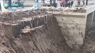 ধসে পড়ল রাস্তা