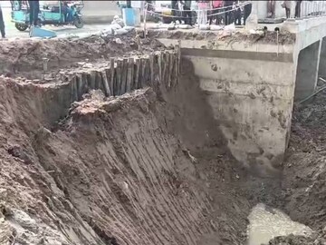 ধসে পড়ল রাস্তা
