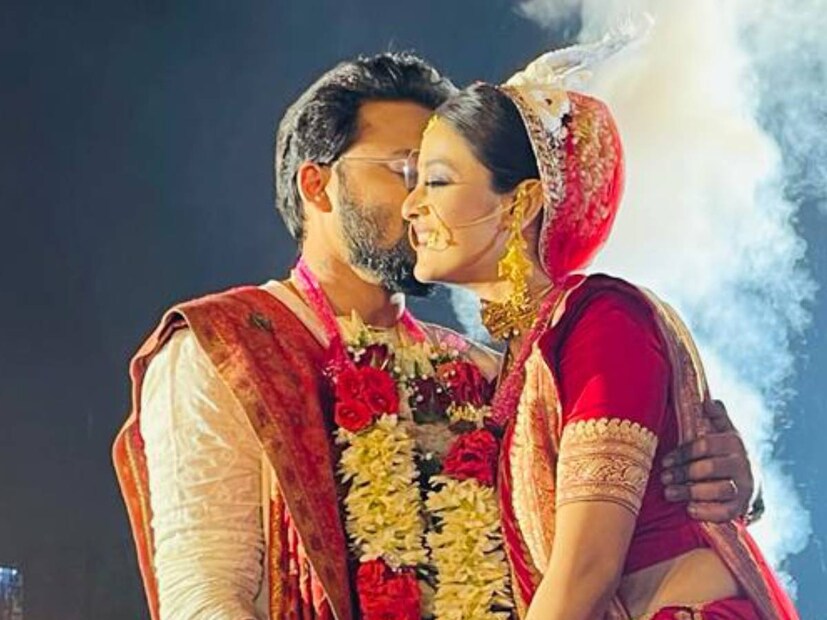 রুপোর কাজ করা লাল শাড়ি সঙ্গে গা ভর্তি সোনার গয়না পরেছিলেন দর্শনা। সৌরভ পরেছিলেন সাদা লাল শেরওয়ানি। নিয়ম মেনে হল শুভদৃষ্টি, মালাবদল, সিঁদুর দান। নতুন সংসার শুরুর অপেক্ষায় সৌরভ-দর্শনা।