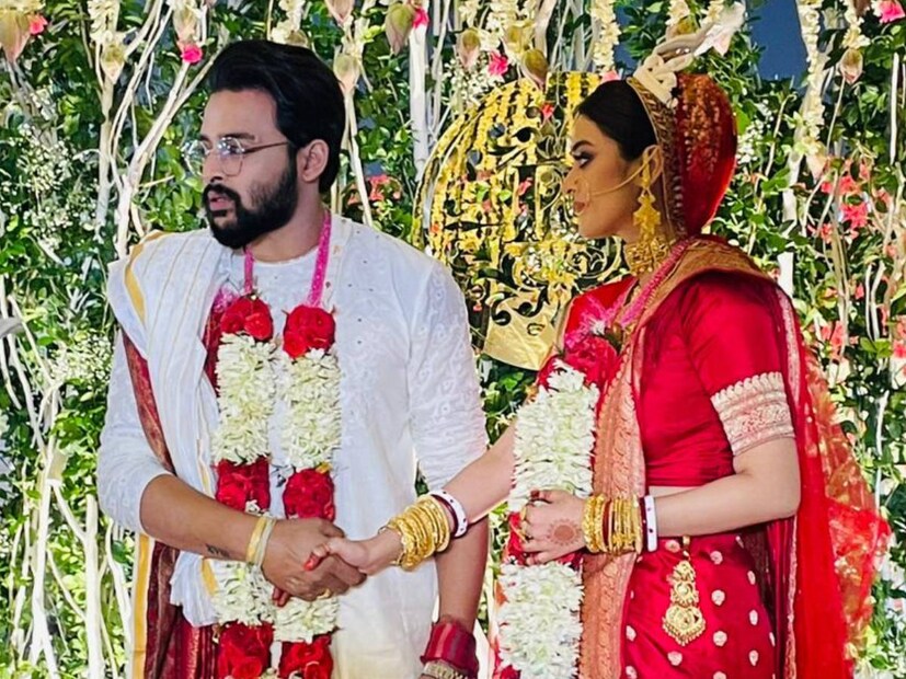 নতুন সংসার শুরুর পালা। সৌরভ এবং দর্শনার মুখে উজ্জ্বল হাসি। সারা জীবন একসঙ্গে পথ চলার অঙ্গীকার করে একে অপরের হাত ধরে রইলেন তাঁরা।
