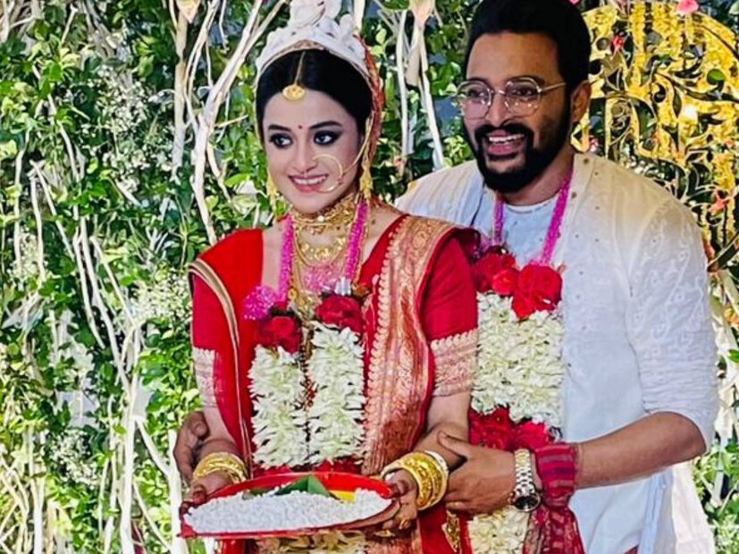 কাছের মানুষদের সাক্ষী রেখে বিয়ে সম্পন্ন হল সৌরভ-দর্শনার। সব নিয়মনিষ্ঠার মাঝেও নজর কাড়ল বর-কনের খুনসুটি।