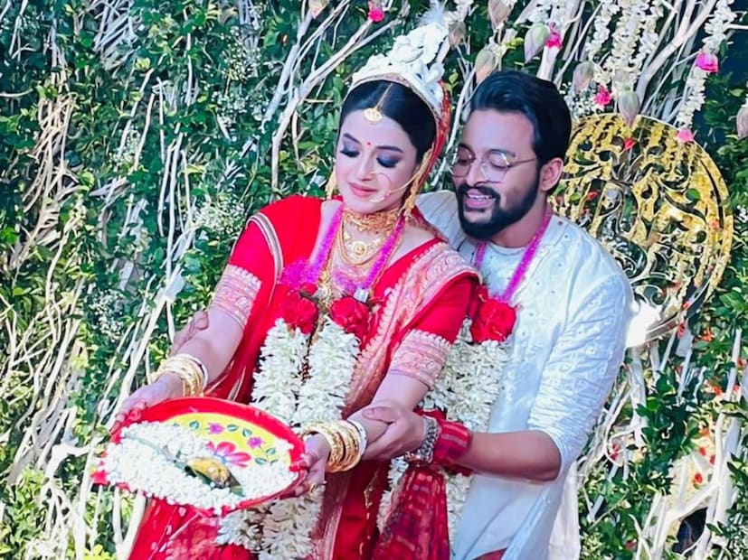 কখনও পান পাতায় মুখ ঢেকে বলিউডি গানে, কখনও আবার বিয়ের মণ্ডপেই স্ত্রীর গালে চুমু এঁকে দিলেন সৌরভ।