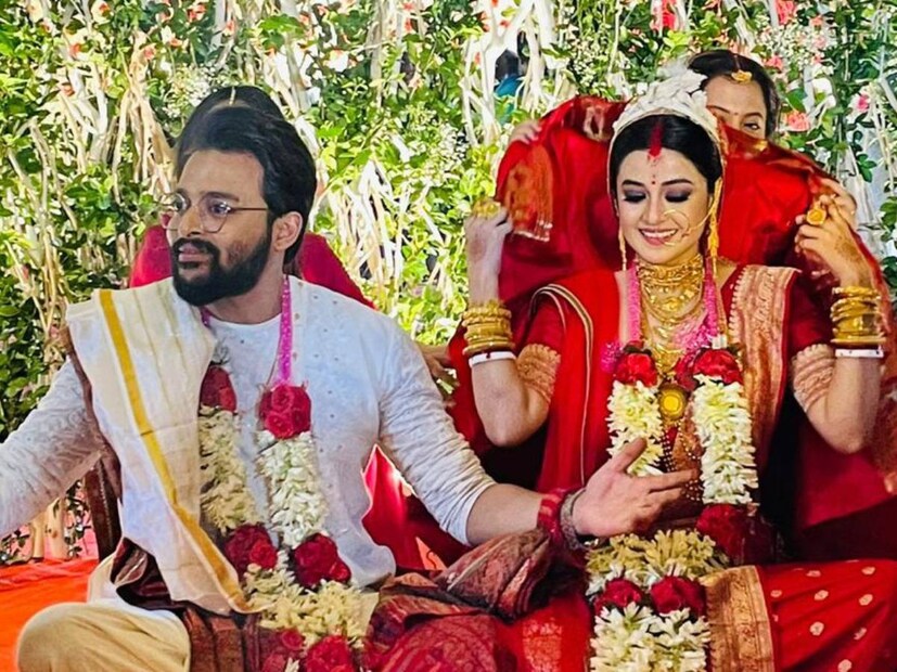 প্রেমিক-প্রেমিকা থেকে এখন তাঁরা নবদম্পতি। সকলের সামনেই নির্দ্বিধায় স্ত্রীকে কাছে টেনে নিলেন সৌরভ। নবদম্পতির রসায়নে বুঁদ সকলেই।