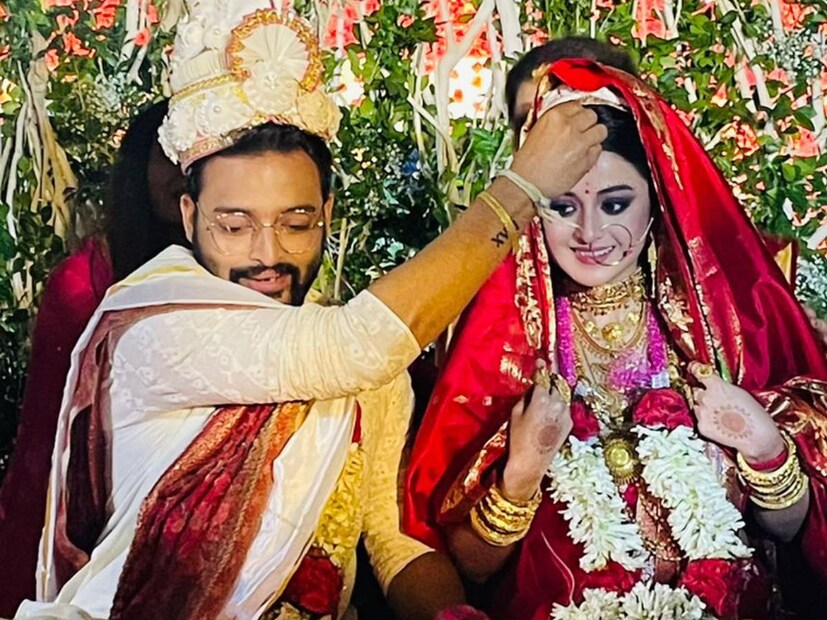 রূপকথার মতো বিয়ে হল দর্শনা বণিক এবং সৌরভ দাসের। চারহাত এক হল টলিপাড়ার যুগলের। বাইপাসের ধারে একটি ব্যাঙ্কোয়েটে বসেছিল তাঁদের বিয়ের আসর। 