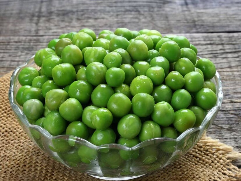 ভিটামিন সি-র ভাল উৎস মটরশুঁটি। যা কোলাজেন উৎপাদনে গুরুত্বপূর্ণ ভূমিকা পালন করে। কোলাজেন ত্বককে ভাল এবং উজ্জ্বল রাখতে সহায়তা করে। ভিটামিন সি ফ্রি কারণে হওয়া ক্ষতি থেকে কোষকে রক্ষা করে। অ্যান্টিঅক্সিডেন্টগুলি ফ্রি ব়্যাডিক্যালের কারণে সৃষ্ট অক্সিডেটিভ ক্ষতির বিরুদ্ধে লড়াই করে।