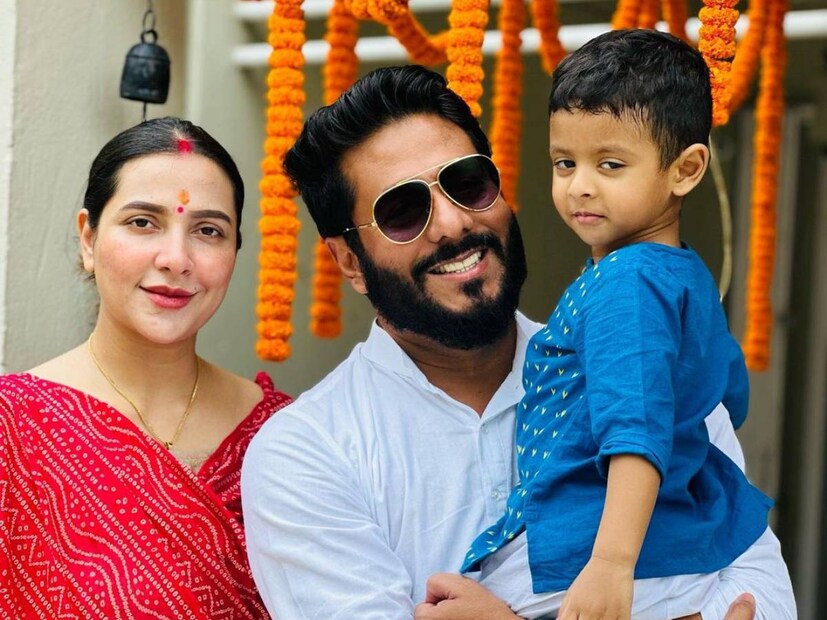নিজে একরত্তি হলে বোনের প্রতি যত্নে কোনও খামতি নেই রাজ-পুত্রের। দেবশ্রী বলেন, &quot;বোনকে খুব যত্ন করে কোলে নিচ্ছে ইউভান। বোনের মাথার নিচে আলতো করে হাত রেখে ওকে নিজের কোলে রাখছে।&quot;