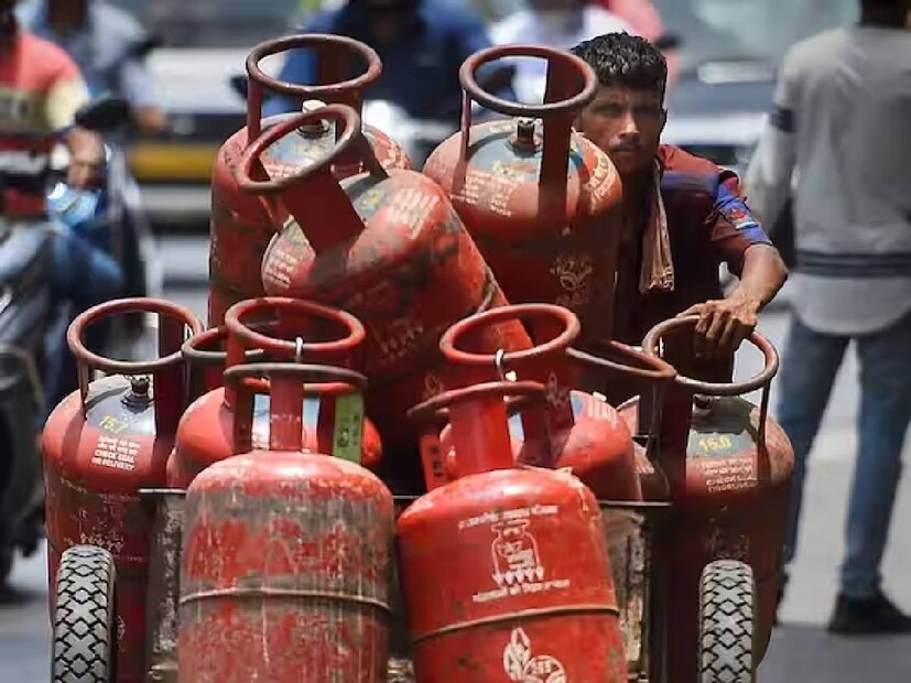 ভর্তুকি যুক্ত রান্নার গ্যাসের গ্রাহকদের আধারের তথ্য যাচাইয়ের জন্য বায়োমেট্রিক তথ্য সংগ্রহের নির্দেশ দেওয়া হয়েছে কেন্দ্রের তরফে৷ আর সেই বায়োমেট্রিক তথ্য, অর্থাৎ, আঙুলের ছাপ, চোখের মণি এবং মুখবয়ব স্ক্যান ইত্যাদি দিতে গ্যাস সরবরাহকারী সংস্থার নিকটস্থ অফিসে যেতে হবে সংশ্লিষ্ট গ্রাহকদের৷ তার জন্য পড়বে দীর্ঘ লাইনও৷ এমন নানা ধরনের বিষয় নিয়ে বিভ্রান্তিরও সম্মুখীন হচ্ছেন গ্রাহকেরা৷