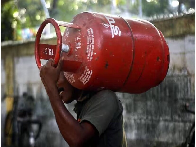  একইসঙ্গে ইন্ডিয়ান অয়েলের তরফ থেকে গ্রাহকদের নানা বিভ্রান্তি দূর করার জন্য একটি টোল ফ্রি নম্বর দেওয়া হয়েছে। 18002333555 এই নম্বরে ফোন করে গ্রাহকেরা তাঁদের অভিযোগ কিংবা সমস্যার কথা জানাতে পারবেন বলে জানানো হয়েছে সংস্থার তরফে৷ 