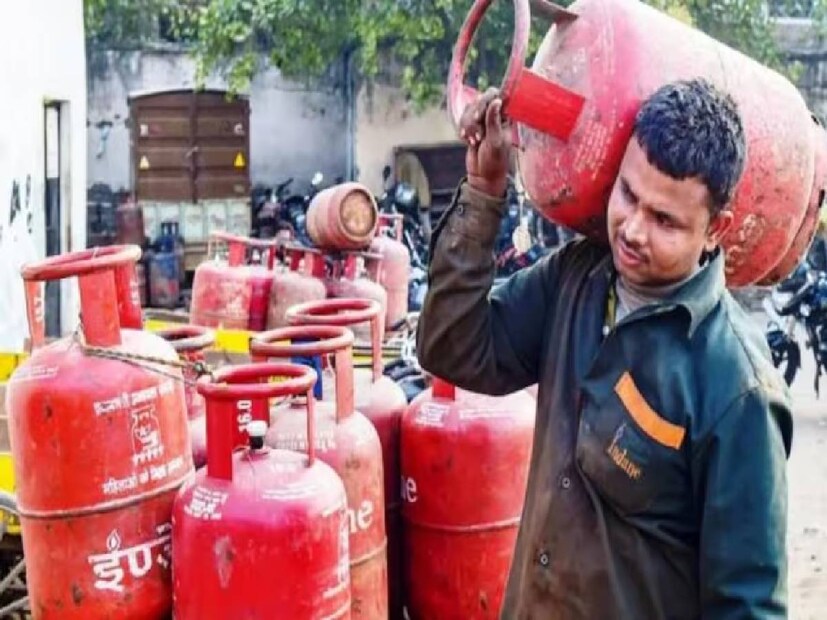 তাই এই সমস্যা দূর করতে এবার বিশেষ পদক্ষেপ করা হচ্ছে বলে সূত্রের খবর৷ জানা গিয়েছে, গ্রাহকদের গ্যাস সিলিন্ডার দেওয়ার সময়েই তাঁদের বাড়িতে বায়োমেট্রিক যাচাইয়ের যন্ত্র নিয়ে যাবেন ডেলিভারি বয়েরা। ৭০ থেকে ৮০ শতাংশ ডেলিভারি বয়ের কাছে থাকবে এই যন্ত্র। এর ফলে বায়োমেট্রিক যাচাইয়ের জন্য গ্রাহকদের আর দীর্ঘ লাইনে দাঁড়াতে হবে না। তেমনটাই মনে করছেন ডিলাররা৷