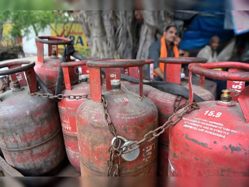 এই বিষয়ে বৃহস্পতিবার ইন্ডিয়ান অয়েলের তরফ থেকে স্পষ্ট করে একটি নির্দেশিকা জারি করা হয়েছে। সেখানে তাঁরা উল্লেখ করেছেন, এই বায়োমেট্রিক তথ্য নেওয়ার গোটা বিষয়টি সম্পূর্ণ বিনামূল্যে করা হবে সংস্থার তরফে৷ অর্থাৎ, কেউ যদি বায়োমেট্রিক করিয়ে দেওয়ার জন্য টাকা চান, তাহলে কখনওই তা দেবেন না৷ 