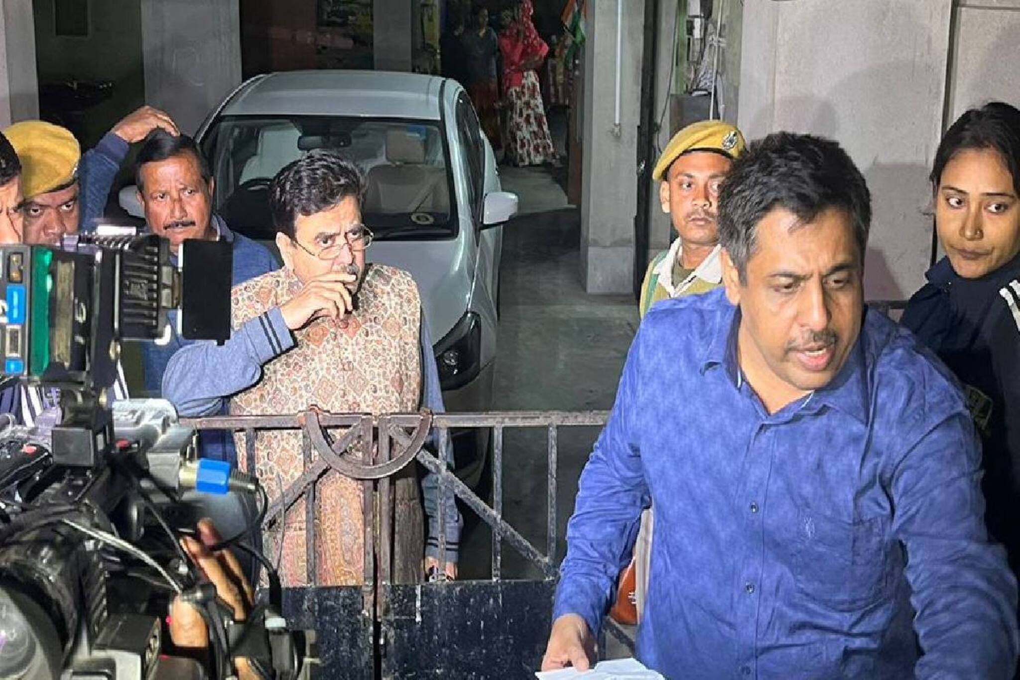 রাস্তায় বসে কান্নাকাটি! বিচারপতি গঙ্গোপাধ্যায়ের বাড়িতে হঠাৎ চাকরিপ্রার্থীরা