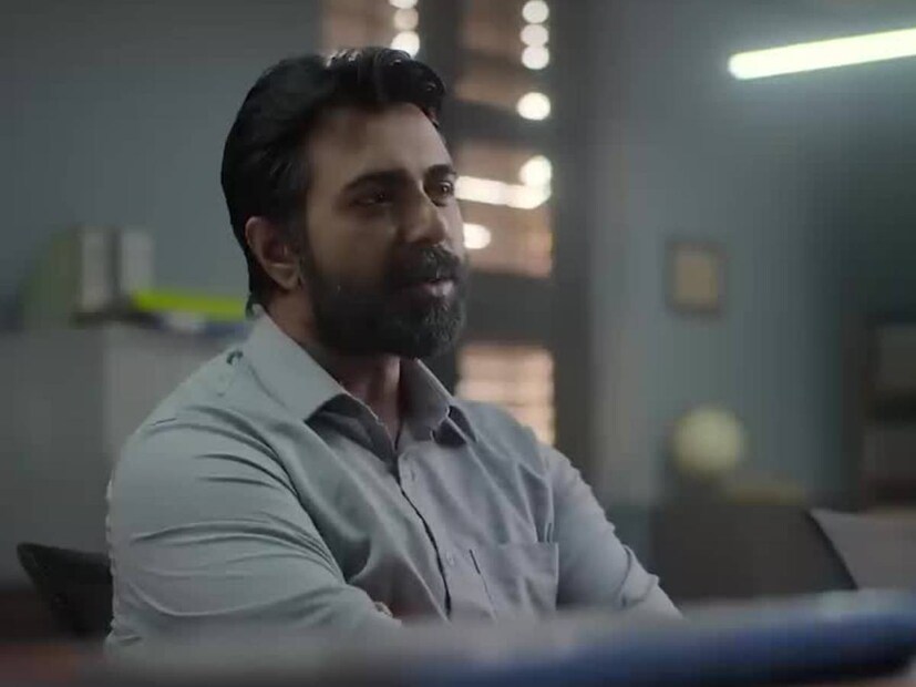 বুকের মধ্যে আগুন: বছরের শুরুর দিকে মুক্তি পায় তানিম রহমান অংশু পরিচালিত সিরিজটি। দর্শকদের একাংশের মত, বাংলাদেশের অন্যতম জনপ্রিয় তারকা সলমন শাহের মৃত্যু রহস্য অবলম্বনেই বোনা হয়েছে সিরিজের গল্প। নির্মাতাদের তরফ থেকে যদিও শিলমোহর বসানো হয়নি সেই দাবিতে। দৃঢ়চেতা এক পুলিশ অফিসারের চরিত্রে তাক লাগিয়েছেন জিয়াউল ফারুক অপূর্ব। অন্য দিকে, অচিরেই পর্দায় সুপারস্টার আরমান শাহ হয়ে উঠতে পেরেছেন ইয়াশ রোহন। চিত্রনাট্য এবং মেকআপের ক্ষেত্রে কয়েক জায়গায় ঘাটতি থাকলেও দর্শকের মন জয় করেছে এই সিরিজ।