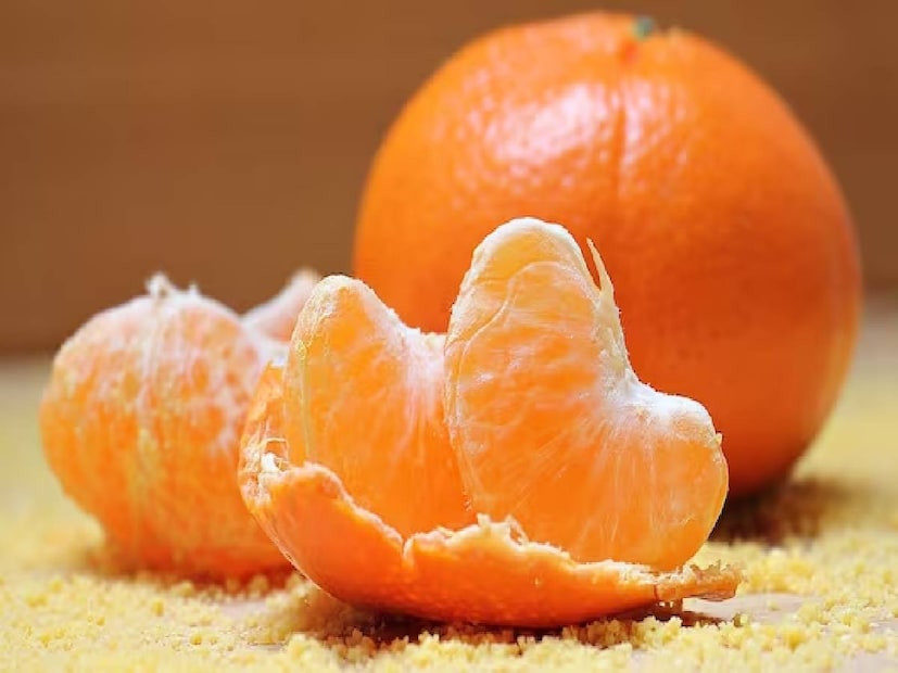 বিশেষজ্ঞেরা জানাচ্ছেন, কমলালেবুর glycaemic index (GI) ৪০-৪৩৷ অর্থাৎ, বেশ কম৷ অর্থাৎ, কমলালেবু খেলে সঙ্গে সঙ্গেই কার্বোহাইড্রেট বা সুগার আমাদের রক্তে মেশে না, মিশতে সময় লাগে৷ কারণ, কমলালেবুতে আছে ফাইবার৷ যার ফলে তা হজম করতে বেশ সময় লাগে৷ তাই খেলে খেতে হবে পরিমিত পরিমাণে৷ তবে এখানেও রয়েছে শর্ত৷