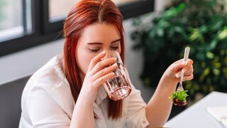 কোনও কোনও খাবারের সঙ্গে বা খাওয়ার ঠিক পর পরই জল খাওয়া খুবই অস্বাস্থ্যকর কোনও কোনও খাবারের সঙ্গে বা খাওয়ার ঠিক পর পরই জল খাওয়া খুবই অস্বাস্থ্যকর