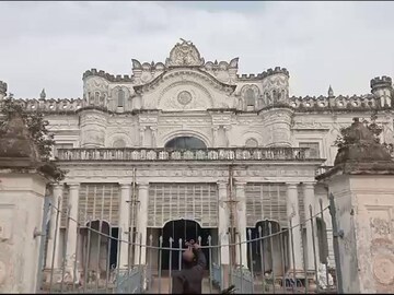 নবাবি দিনের বহু দলিলদস্তাবেজ-সহ ইতিহাসের বিভিন্ন সামগ্রী সংরক্ষণ করা রয়েছে এই প্যালেসে