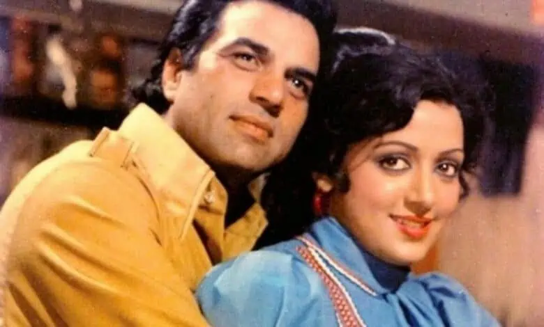 ঠিক একই ভাবে আপত্তি জানান অভিনেতার প্রথম পক্ষের স্ত্রী ও সন্তানরা। কিন্তু সময় যে বহতা। তার নিয়মে বদল হয় পরিস্থিতির। অভিনেতার প্রথম পক্ষের পরিবারের সঙ্গে স্বাভাবিক হয় সম্পর্ক, তবু হেমা মালিনীর সঙ্গে এক ছাদের তলায় থাকা হয়নি। তবে স্বামীকে কতটা ভালবাসেন হেমা অভিনেতার জন্মদিনেই বুঝিয়ে দিলেন।