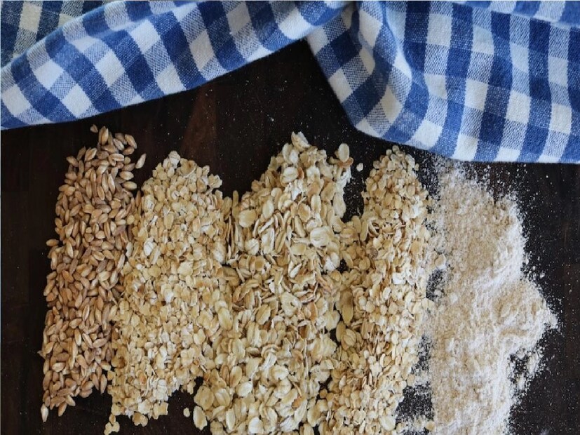 ওটস আটা:ওটস আটাও একটি স্বাস্থ্যকর বিকল্প। ওটসে প্রচুর পরিমাণে ফাইবার পাওয়া যায়, যা আপনার পেট দীর্ঘক্ষণ ভরিয়ে রাখে এবং ক্ষুধা বোধ কমায়। ওটস আটা ওজন কমাতে, রক্তে শর্করার মাত্রা নিয়ন্ত্রণে এবং হৃদরোগের ঝুঁকি কমাতে সাহায্য করে।