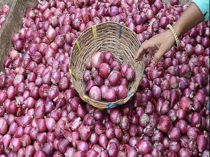 Best Onions: বাংলার পেঁয়াজ লালচে হয়ে। খোলসের নীচে কালো হয়ে যায়। ইদানিংকালে অনেকটাই সমস্যা বেড়েছে পেঁয়াজ আমদানিকারকদের। তাঁদের দাবি, শীতকাল বলে অনেকটা বাঁচোয়া। তবুও পেঁয়াজের দাম এখনও পর্যন্ত স্থির অবস্থায় আসেনি।