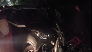 মোটরবাইকে এসে ধাক্কা মারে পুলিশকর্মীর গাড়ি৷ 