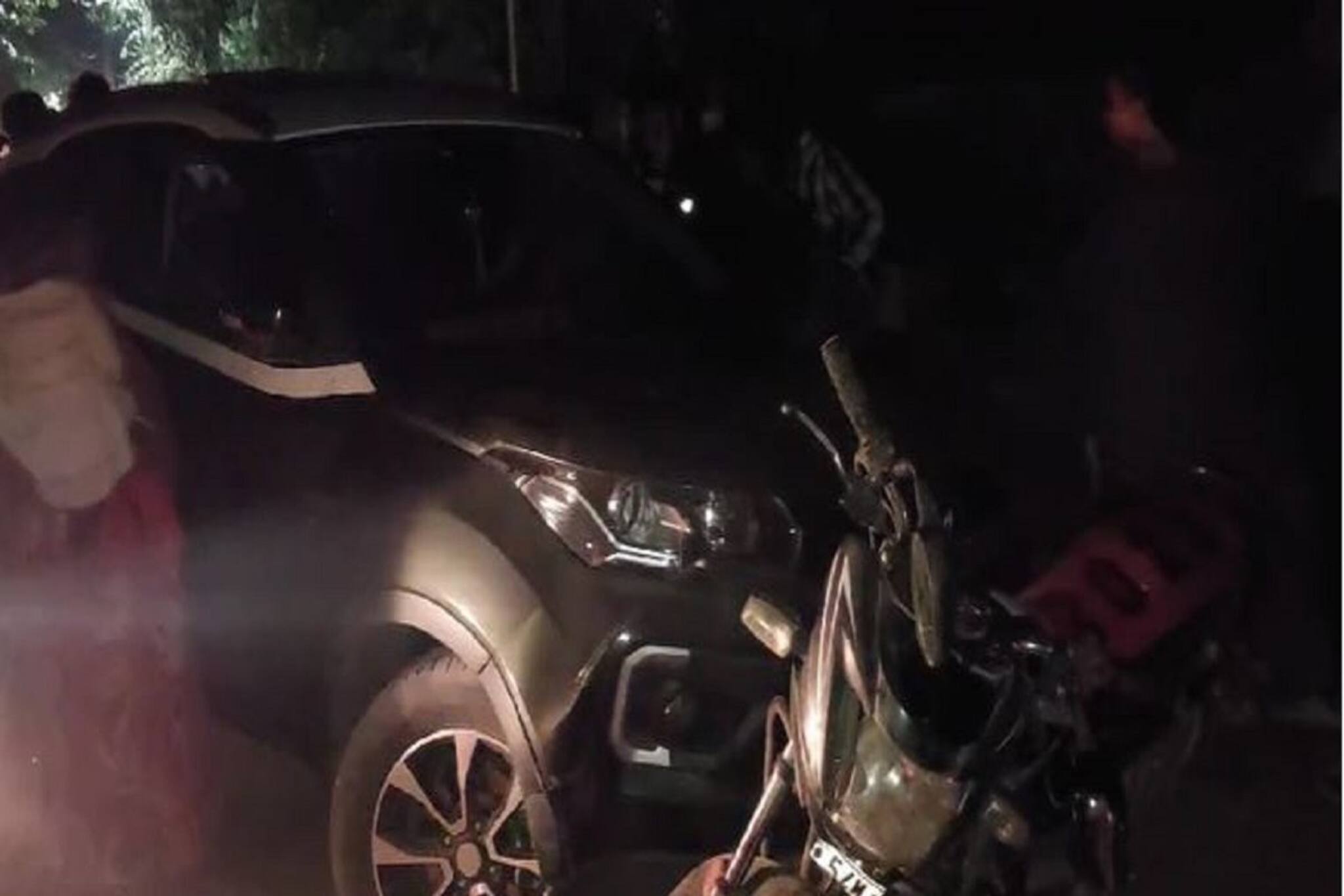 কাজের ফাঁকে 'বোনকে' নিয়ে শান্তিনিকেতনে! বেসামাল হয়ে দুর্ঘটনা, আটক পুলিশকর্মী