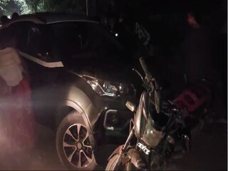 মোটরবাইকে এসে ধাক্কা মারে পুলিশকর্মীর গাড়ি৷ 