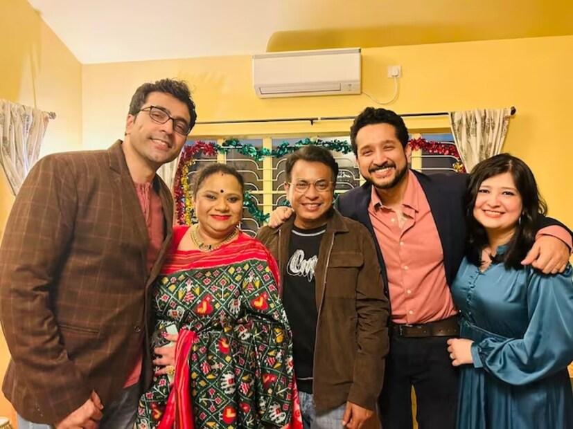 পরমব্রতর বাড়িতেই বসেছিল এই আসর ৷ রাতের পার্টিতে যেন ছিল চাঁদের হাট৷ গোটা ইন্ডাস্ট্রিই যেন উপস্থিত ছিল সেখানে৷